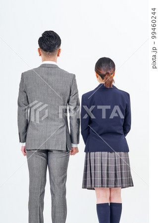 スーツ姿の男性と女子高生 スーツ姿の男性と女子高生 99460244
