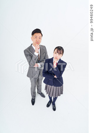 スーツ姿の男性と女子高生 スーツ姿の男性と女子高生 99460249