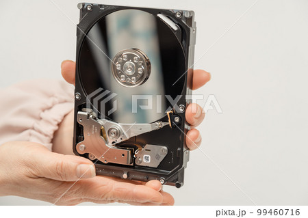 【分解したHDDを持つ女性】 99460716