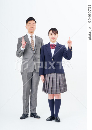 人差し指を立てるポーズをするスーツ姿の男性と女子高生 人差し指を立てるポーズをするスーツ姿の男性と女子高生 99460731