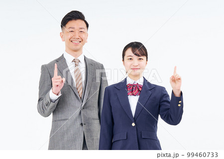 人差し指を立てるポーズをするスーツ姿の男性と女子高生 人差し指を立てるポーズをするスーツ姿の男性と女子高生 99460733