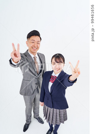 ピースサインをするスーツ姿の男性と女子高生 ピースサインをするスーツ姿の男性と女子高生 99461656