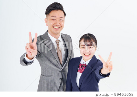 ピースサインをするスーツ姿の男性と女子高生 ピースサインをするスーツ姿の男性と女子高生 99461658
