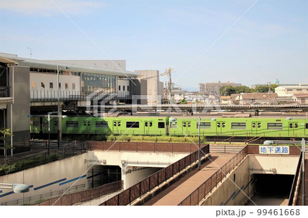 JR久宝寺駅に停車するJR列車 99461668