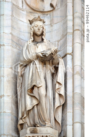Saint Matilda of Ringelheim, statue on the Milan Cathedral, Duomo di Santa Maria Nascente, Milan, Lombardy, Italy 99462114