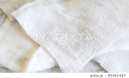 山積みになった使用後の雑巾･ふきん - 家事･掃除のイメージ素材 99462487