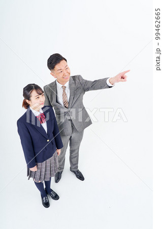 上を指さすスーツ姿の男性と女子高生 上を指さすスーツ姿の男性と女子高生 99462665