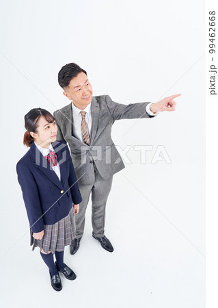 上を指さすスーツ姿の男性と女子高生 上を指さすスーツ姿の男性と女子高生 99462668