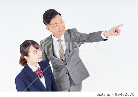 上を指さすスーツ姿の男性と女子高生 上を指さすスーツ姿の男性と女子高生 99462670