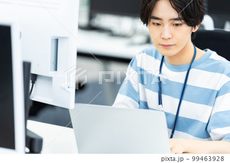 オフィスで働くエンジニア オフィスで働くエンジニア 99463928