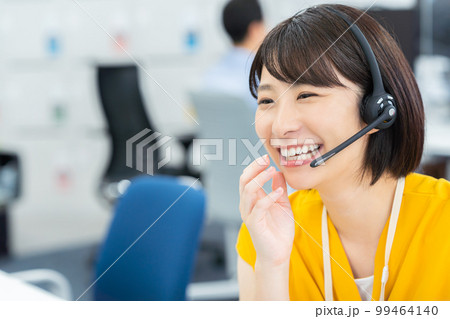 コールセンターで働く若いビジネスウーマン 99464140