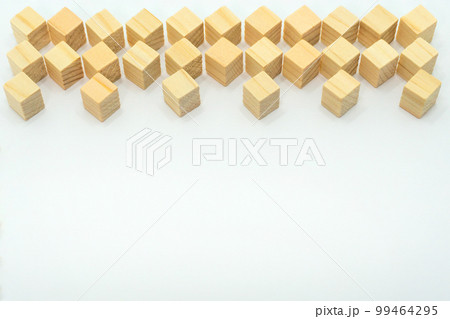 上から間隔を空けてウッドキューブをひし形に並べた白い背景 99464295