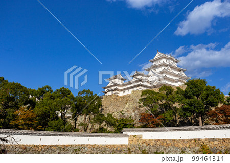 Ancient Samurai Castle of Himeji with Blue Sky 99464314