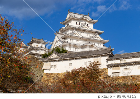 Ancient Samurai Castle of Himeji with Blue Sky 99464315