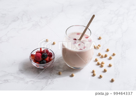 プロテインドリンクやスムージーのイメージ素材 99464337