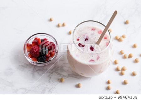 プロテインドリンクやスムージーのイメージ素材 プロテインドリンクやスムージーのイメージ素材 99464338