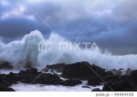 ocean storm 10 99464438
