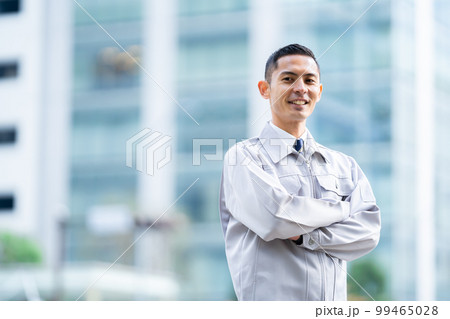 男性、作業員、作業服、建設、建設業、笑顔、業者、資産運用、作業着、都市開発、高層ビル、相談、建築会社 男性、作業員、作業服、建設、建設業、笑顔、業者、資産運用、作業着、都市開発、高層ビル、相談、建築会社 99465028