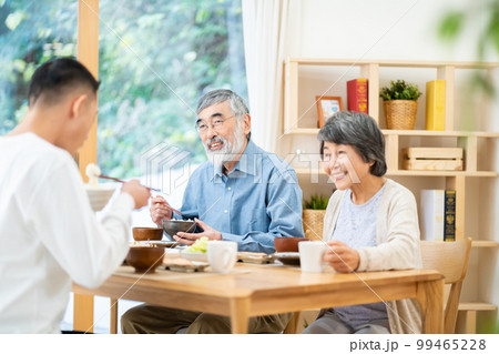 親子、食事、お爺さん、お婆さん、帰省、笑顔、ご飯、食べ物、食べる、朝食、昼食、家族 親子、食事、お爺さん、お婆さん、帰省、笑顔、ご飯、食べ物、食べる、朝食、昼食、家族 99465228