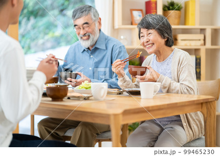 親子、食事、お爺さん、お婆さん、帰省、笑顔、ご飯、食べ物、食べる、朝食、昼食、家族 親子、食事、お爺さん、お婆さん、帰省、笑顔、ご飯、食べ物、食べる、朝食、昼食、家族 99465230