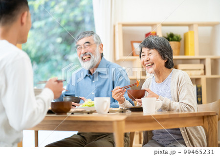 親子、食事、お爺さん、お婆さん、帰省、笑顔、ご飯、食べ物、食べる、朝食、昼食、家族 99465231