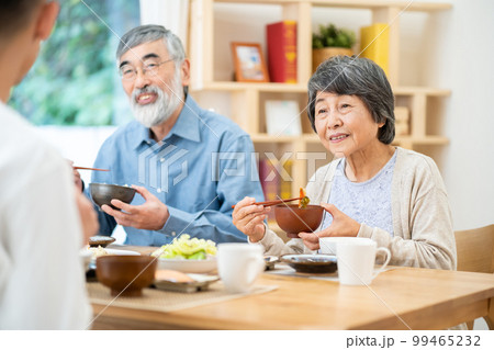 親子、食事、お爺さん、お婆さん、帰省、笑顔、ご飯、食べ物、食べる、朝食、昼食、家族 99465232
