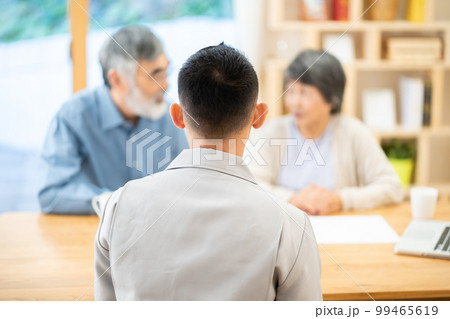 シニア、業者、リフォーム、相談、住宅補修、工事、夫婦、不動産、男性、リフォーム相談、資産運用 99465619