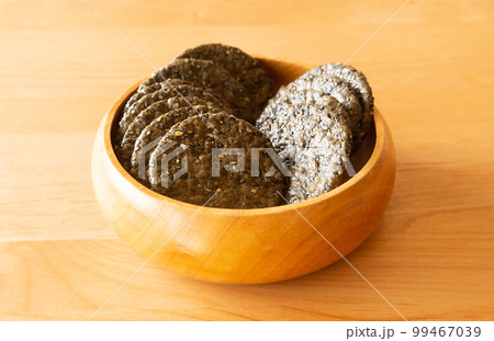 黒胡麻せんべい 米菓 おやつ ごませんべい 黒胡麻せんべい 米菓 おやつ ごませんべい 99467039