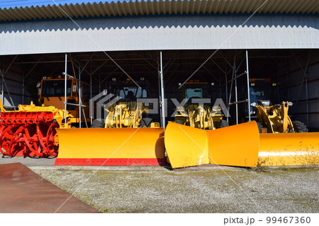 雪国で待機中の除雪車 99467360