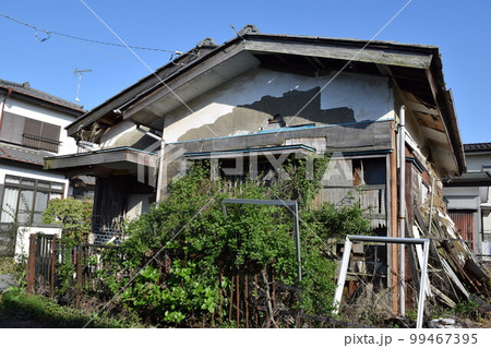 老朽化した住宅街の空き家 99467395