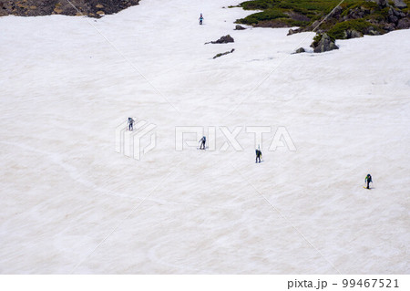 【アウトドア素材】春スキーを楽しむスキーヤー【長野県】 99467521
