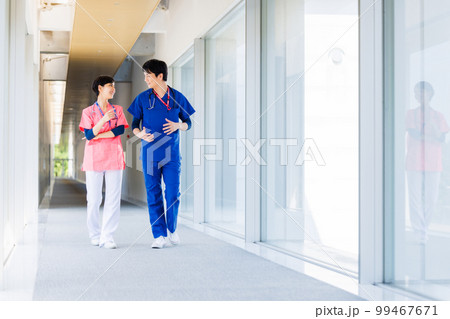 医療施設を歩くスクラブ姿の医療従事者 99467671