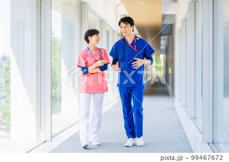 医療施設を歩くスクラブ姿の医療従事者 医療施設を歩くスクラブ姿の医療従事者 99467672