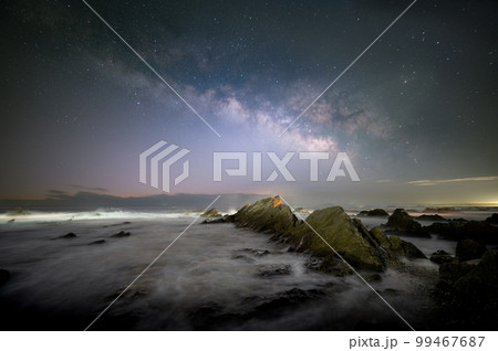 茨城県ひたちなか市　大洗磯前神社 神磯の鳥居　春の天の川 99467687