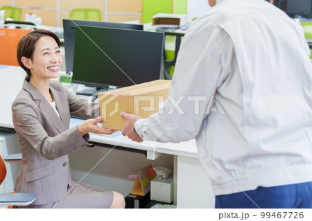 荷物を届ける配達員 99467726