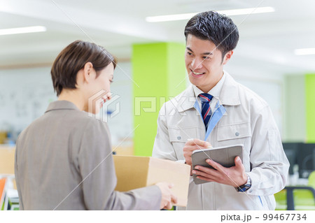 荷物を預かる配達員 99467734