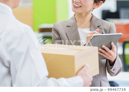 荷物を預かる配達員 荷物を預かる配達員 99467739