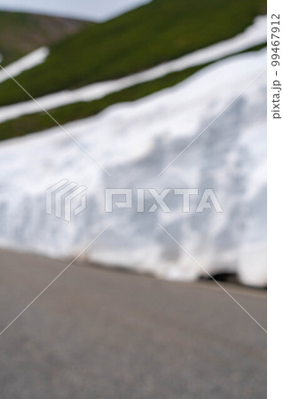 【初夏素材】乗鞍高原の雪の壁【長野県】 99467912