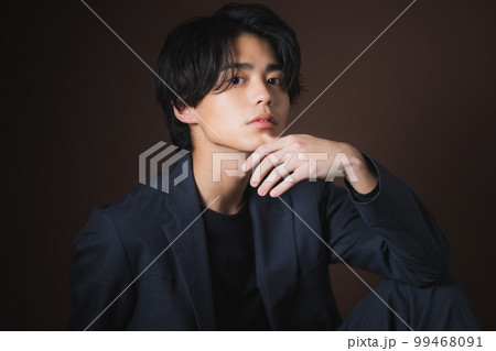 若い男性　ジャケット 99468091