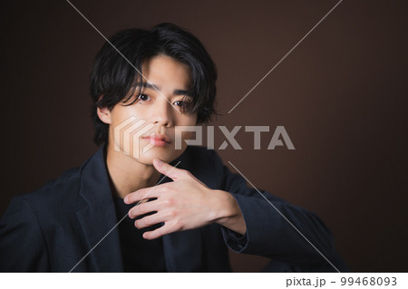 若い男性　ジャケット 99468093