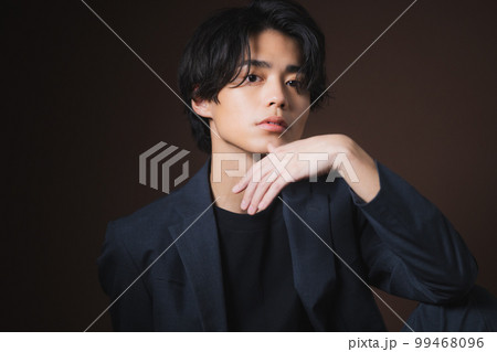 若い男性　ジャケット 99468096