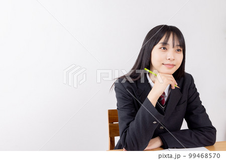 授業を受ける女子高生 授業を受ける女子高生 99468570