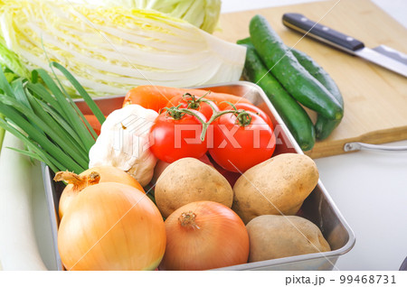 キッチンに並べたたくさんの野菜 キッチンに並べたたくさんの野菜 99468731