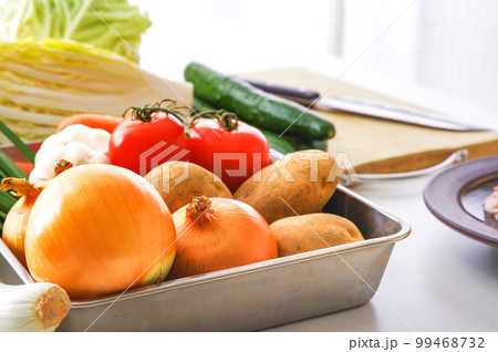 キッチンに並べたたくさんの野菜 キッチンに並べたたくさんの野菜 99468732