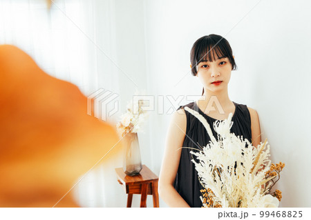 ノースリーブ　ワンピースの女性　ドライフラワー 99468825