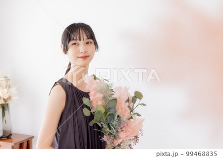 ノースリーブ ワンピースの女性 ドライフラワー ノースリーブ ワンピースの女性 ドライフラワー 99468835