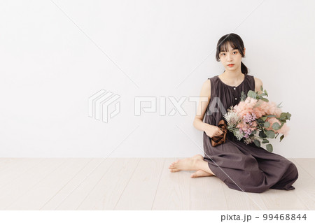 ワンピースの女性 ドライフラワー ワンピースの女性 ドライフラワー 99468844