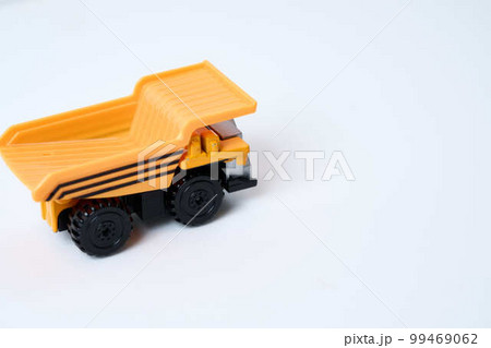 ダンプカーのおもちゃとコピースペース 99469062