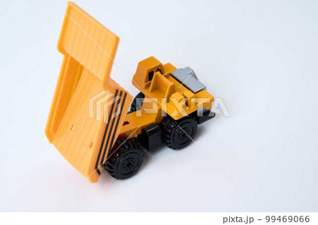 ダンプカーのおもちゃとコピースペース 99469066