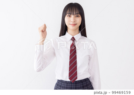 ガッツポーズをする女子高生 99469159